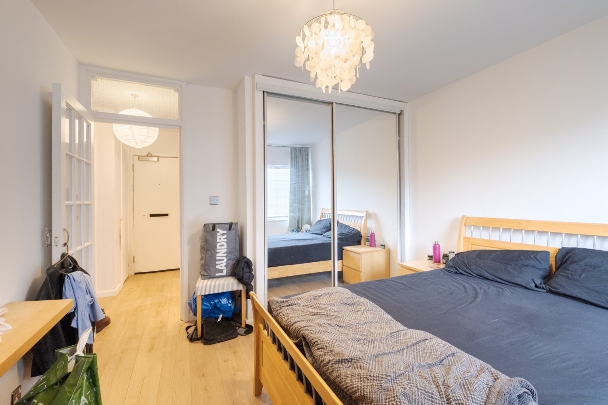 Flat Upper Thames Street in City of London