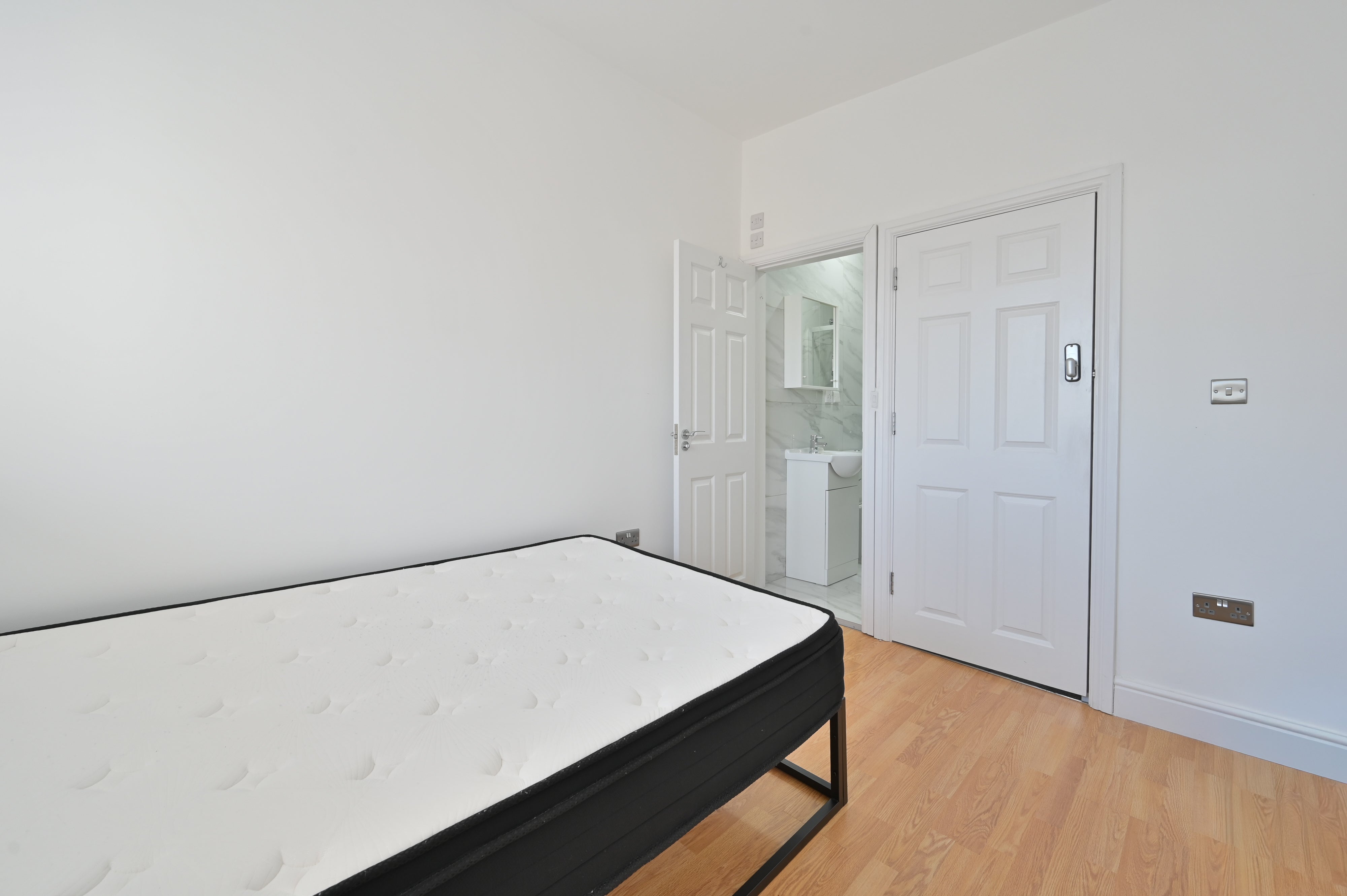 Room St Albans Road in Watford