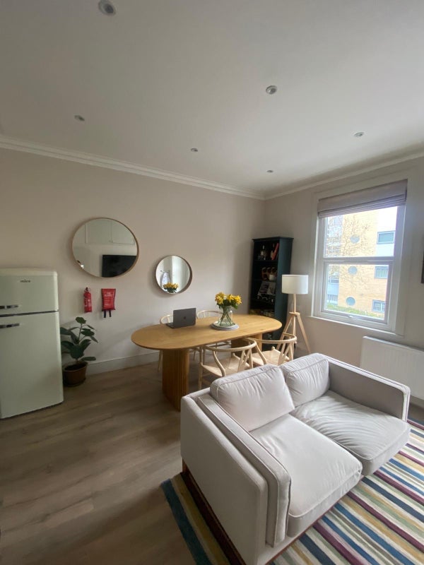 Room Battersea Park Road in Greater London