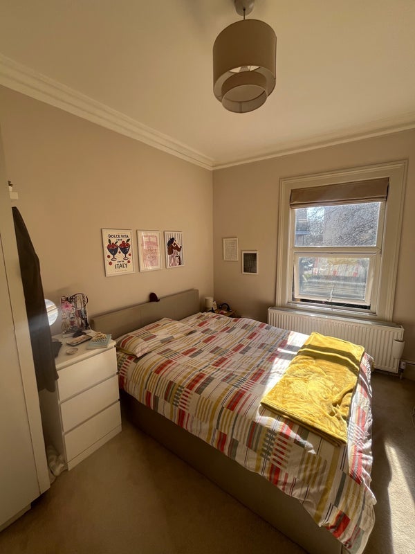 Room Battersea Park Road in Greater London