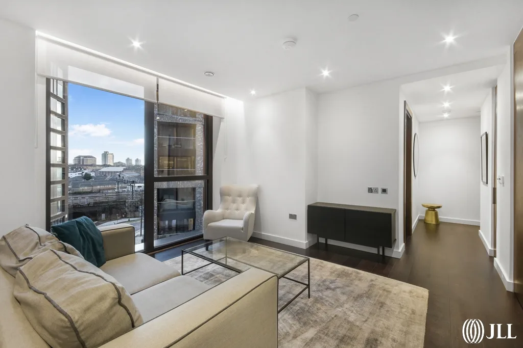 Flat Ponton Road in Greater London