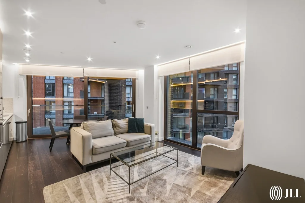 Flat Ponton Road in Greater London