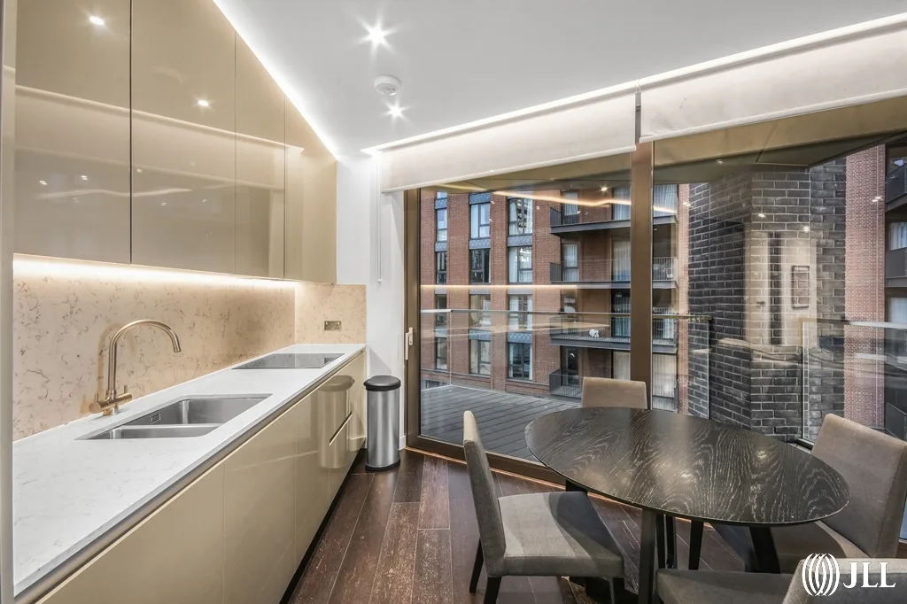 Flat Ponton Road in Greater London