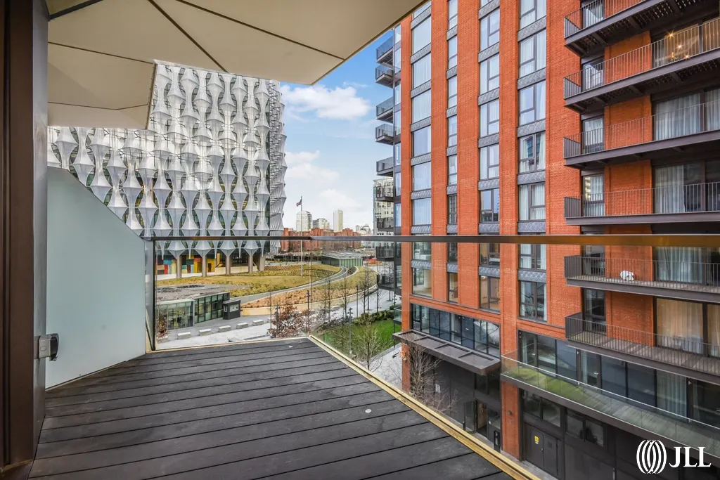 Flat Ponton Road in Greater London