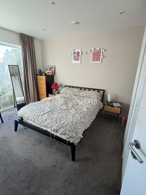 Flat Elis Way in Greater London