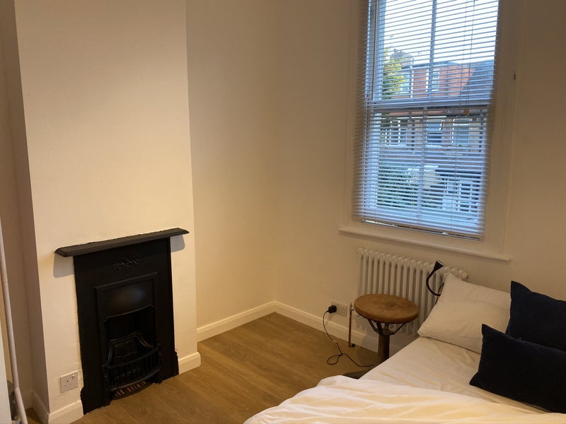 Room Rosebery Avenue in Greater London
