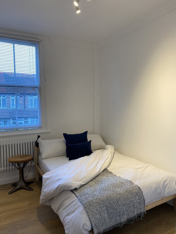 Room Rosebery Avenue in Greater London