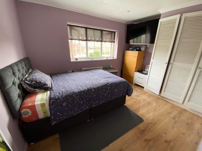 Room Ashdown Drive in Crawley