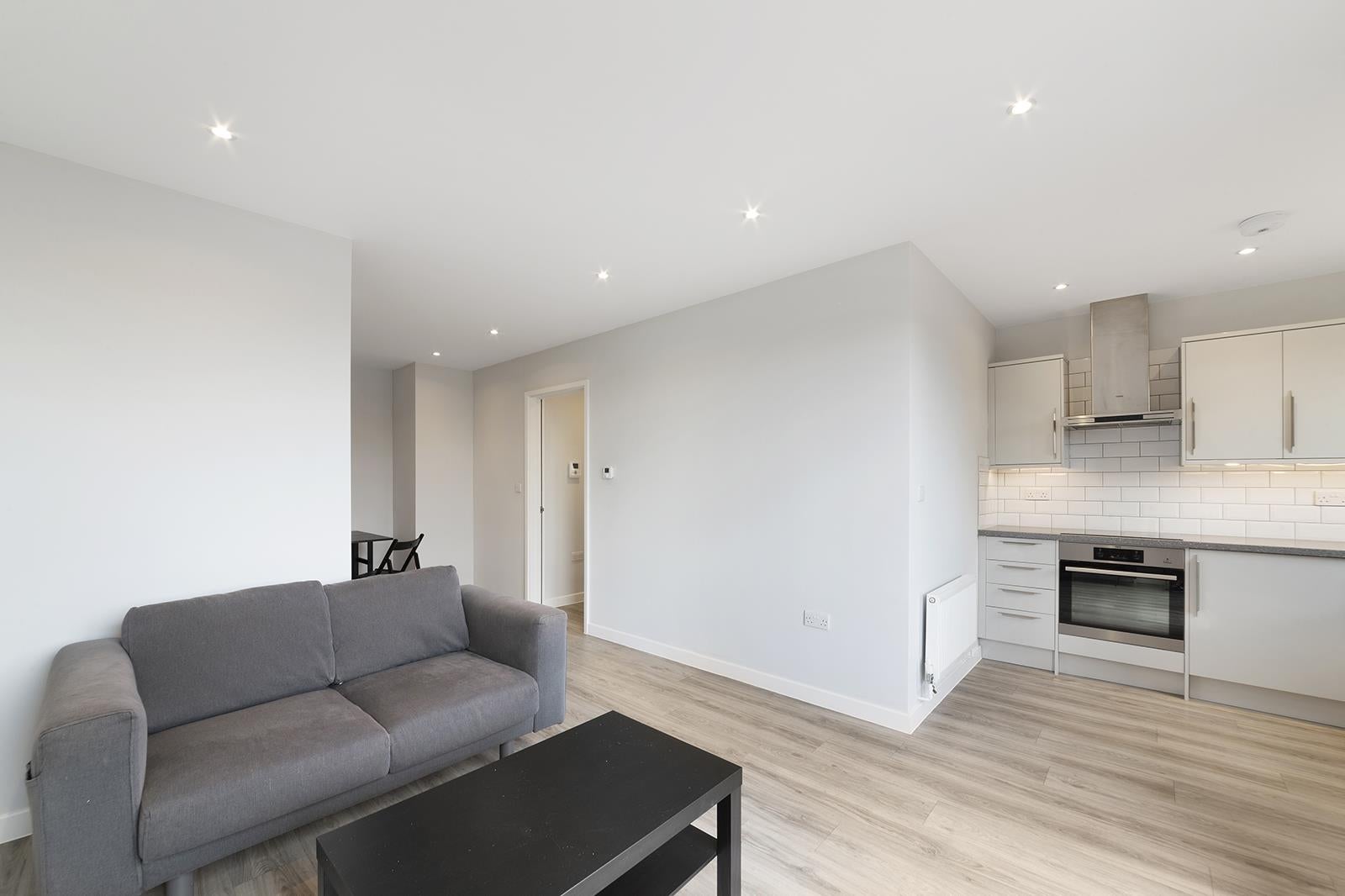 Flat Dane Place in Greater London