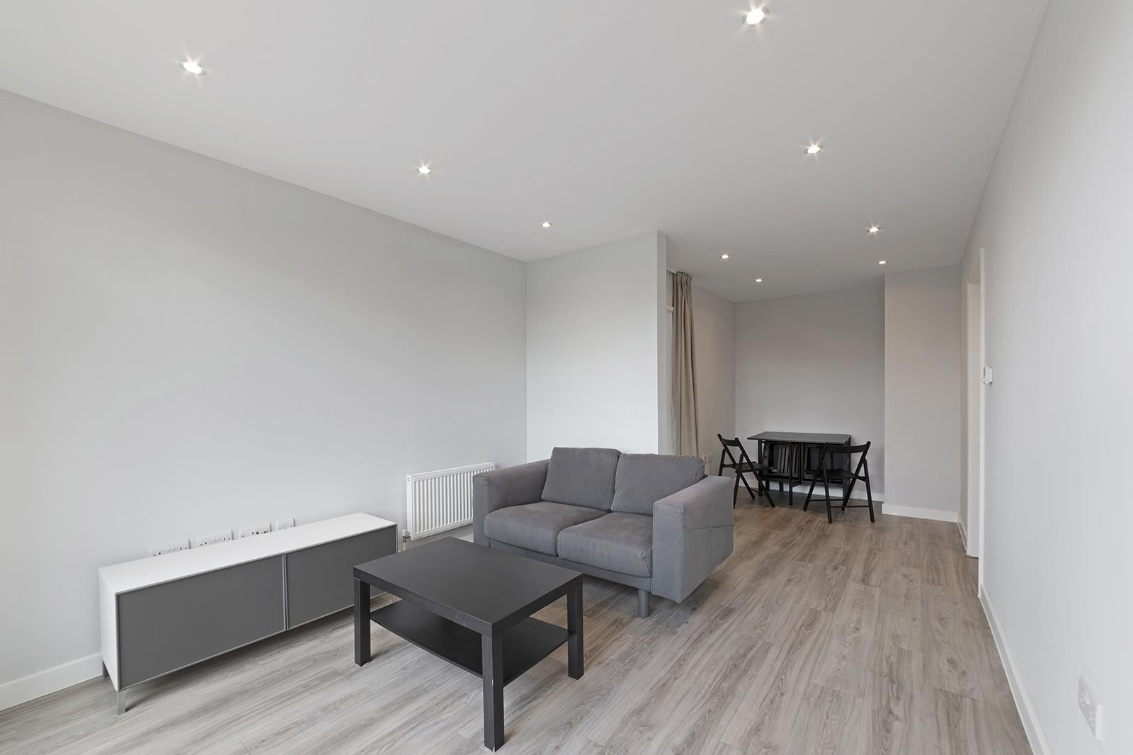 Flat Dane Place in Greater London