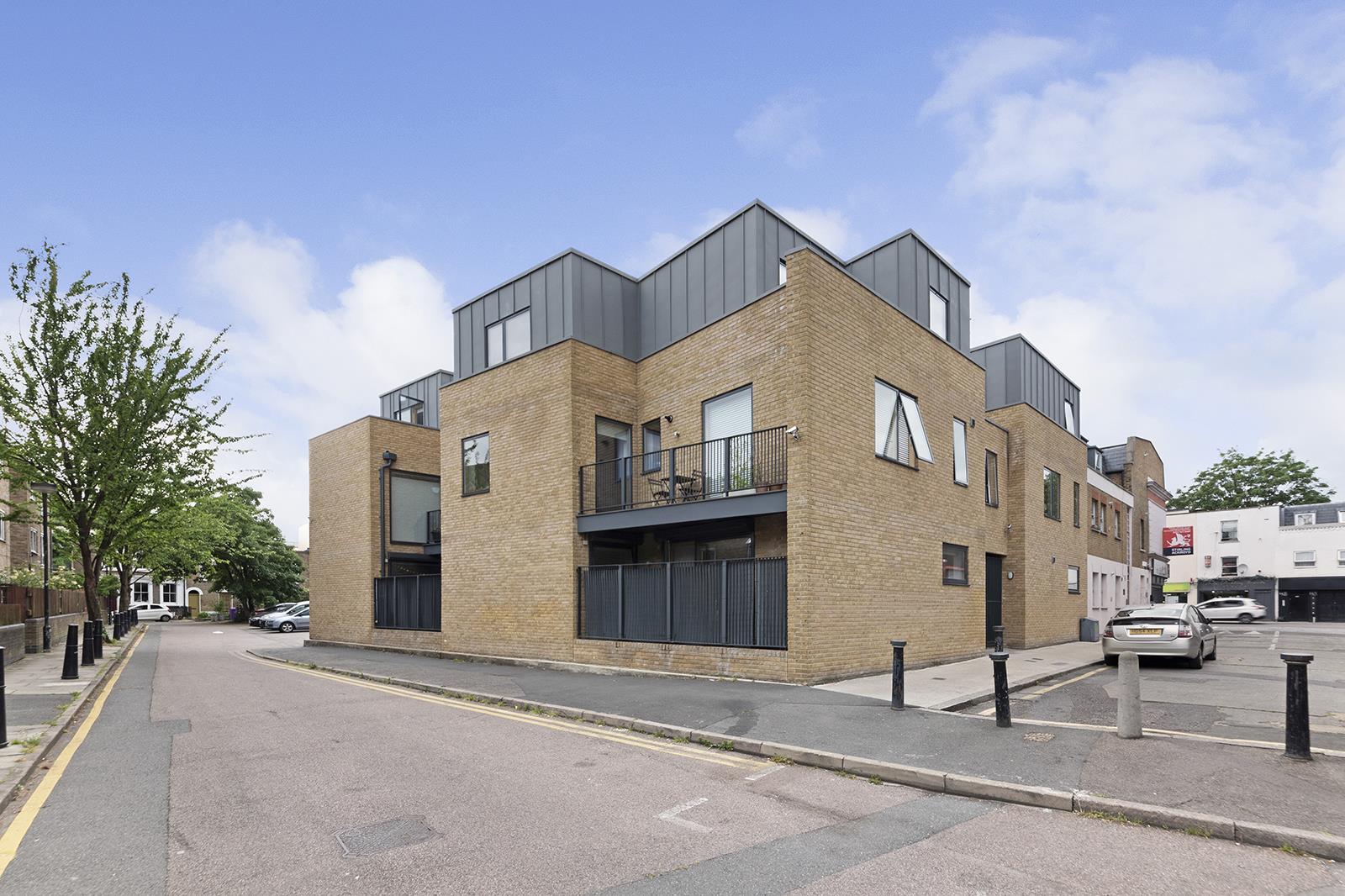 Flat Dane Place in Greater London
