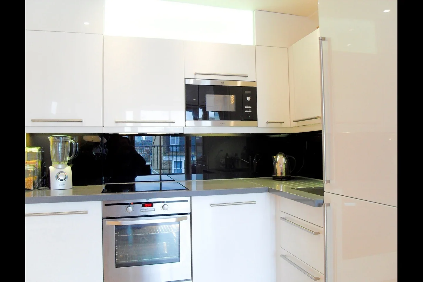 Flat Sinclair Gardens in Greater London