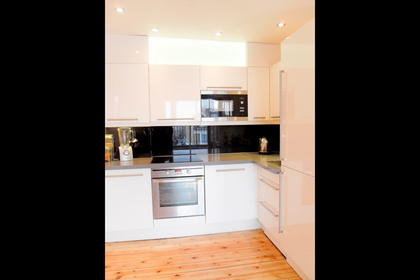 Flat Sinclair Gardens in Greater London