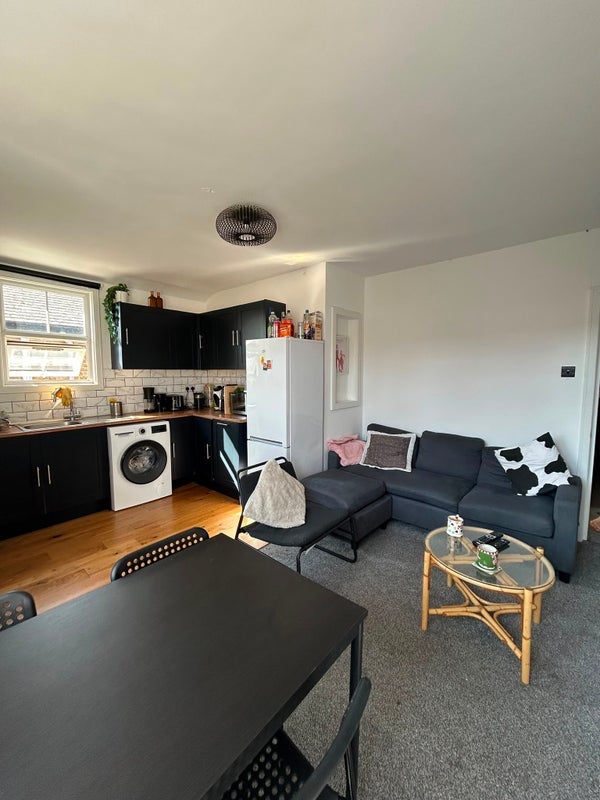 Room Cato Road in Greater London