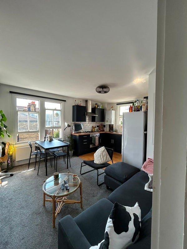 Room Cato Road in Greater London