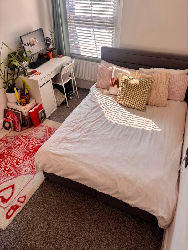 Room Cato Road in Greater London