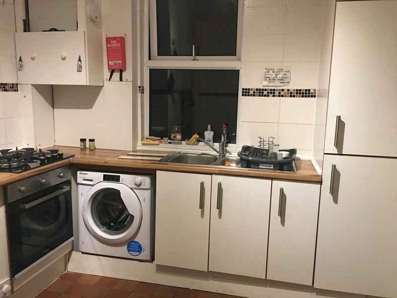 Room Cymmer Street in Cardiff