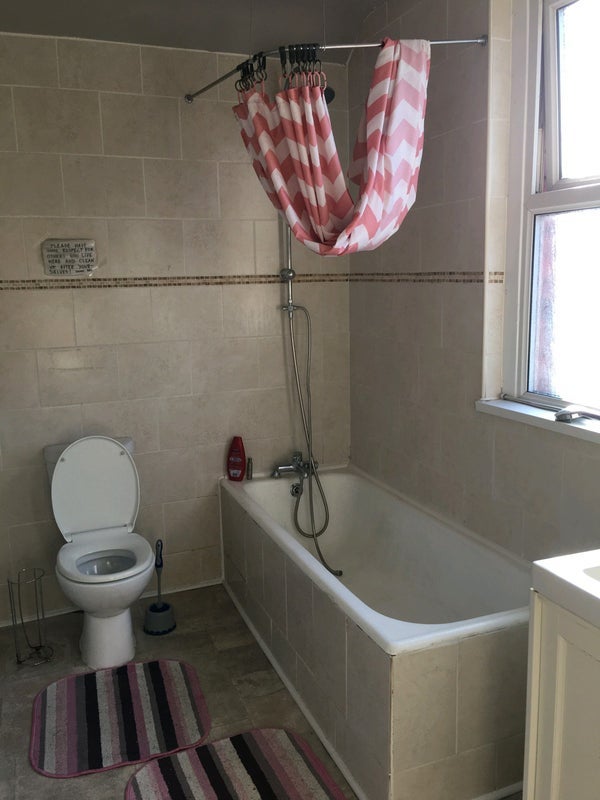 Room Cymmer Street in Cardiff