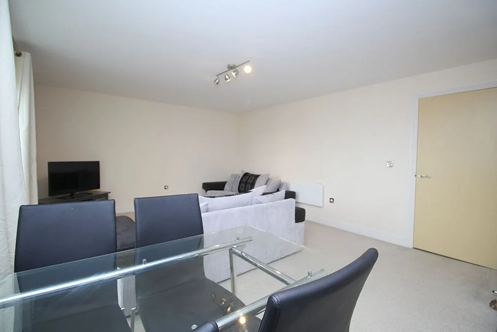 Flat Manor Gardens Close in Charnwood