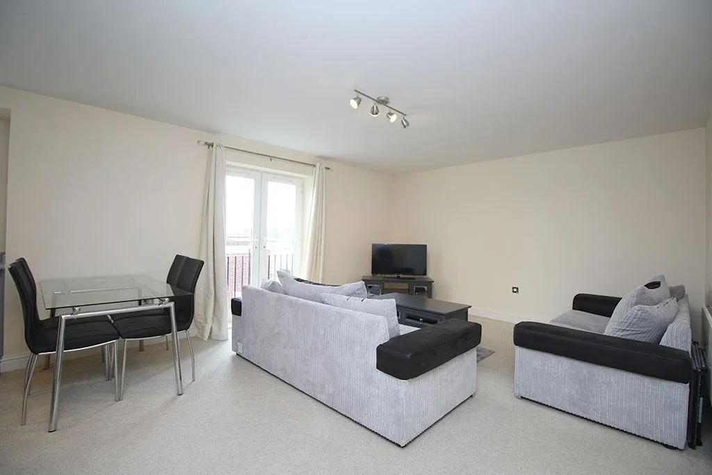 Flat Manor Gardens Close in Charnwood