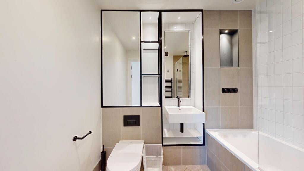 Flat Abbeydale Road in Greater London