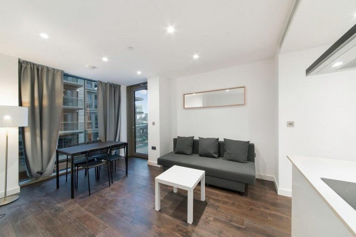 Flat Royal Mint Street in Greater London