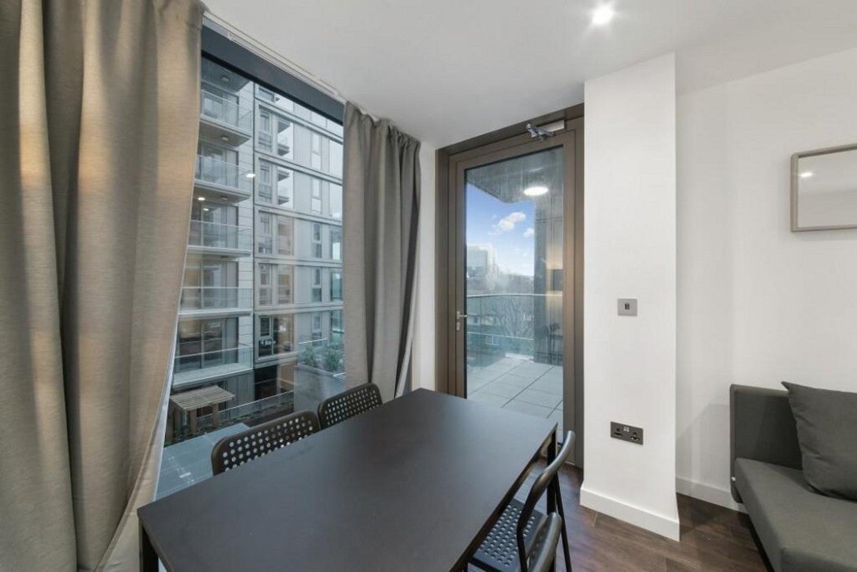 Flat Royal Mint Street in Greater London