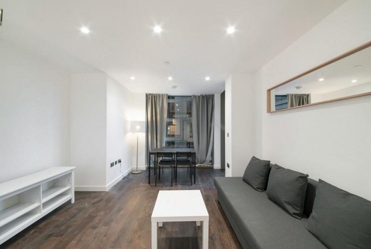 Flat Royal Mint Street in Greater London