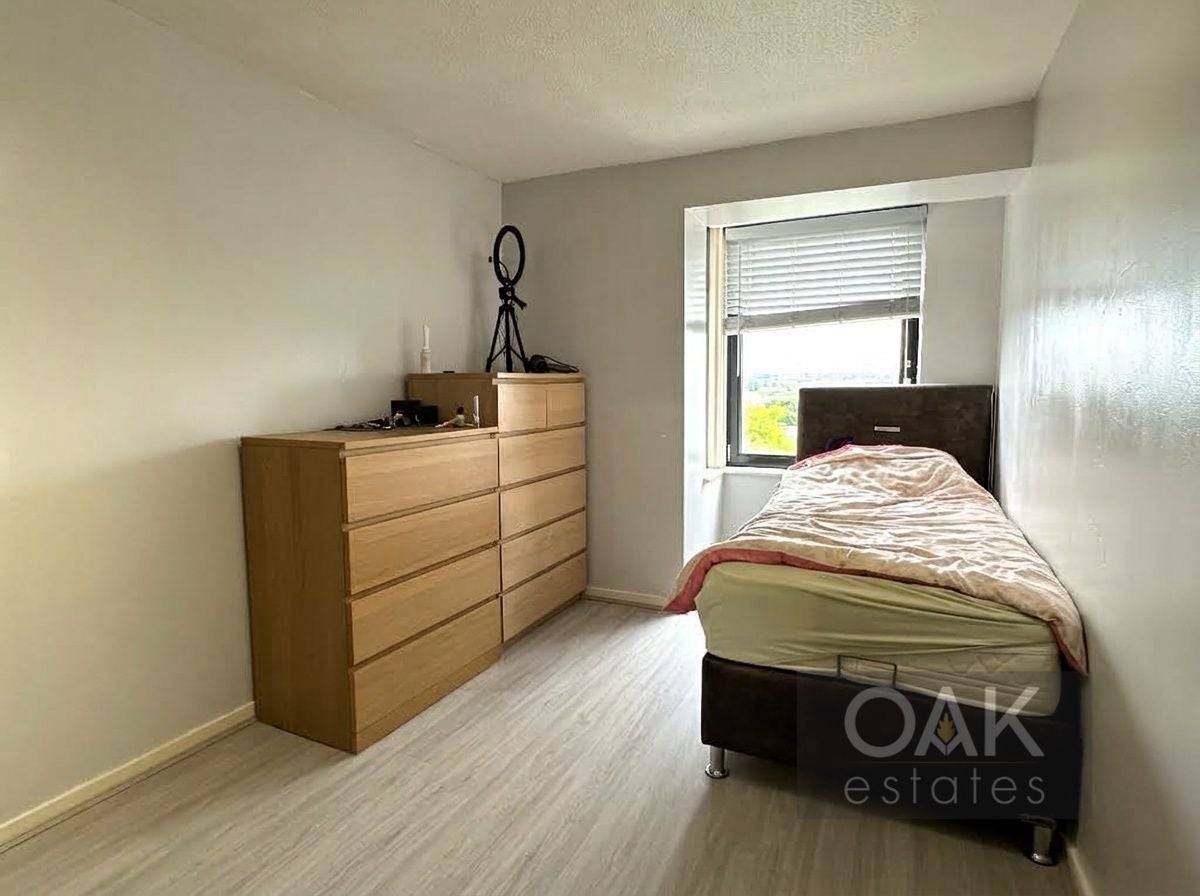 Flat Eleanor Way in Waltham Cross