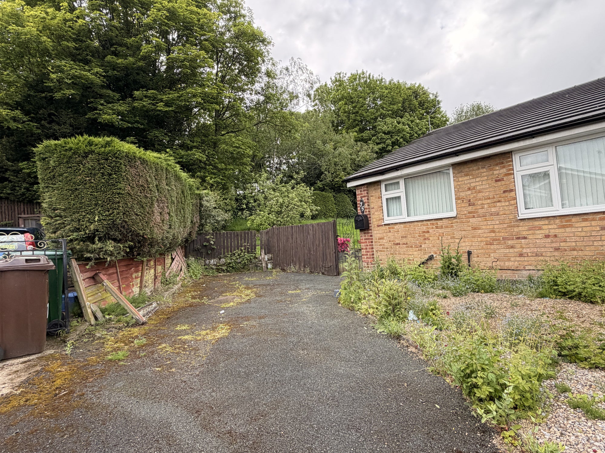 House Oakdale Drive in Bradford