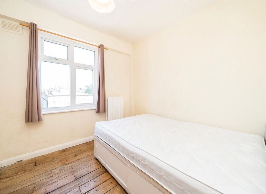 Flat Summercourt Road in Greater London