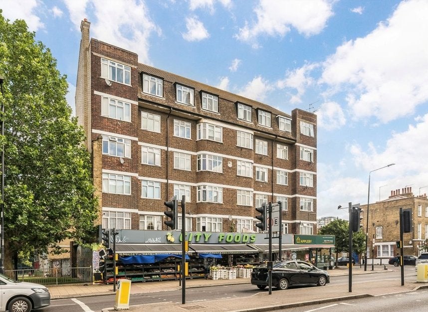 Flat Summercourt Road in Greater London