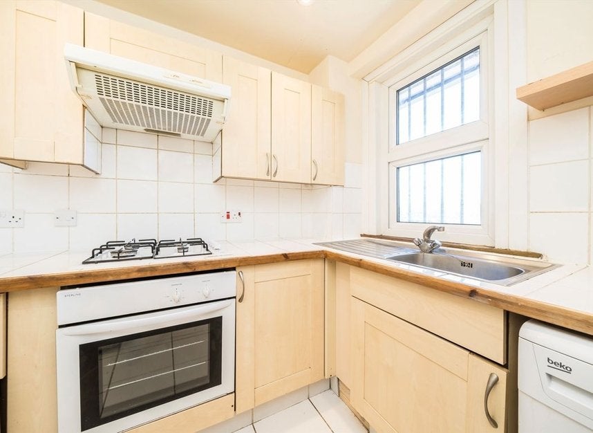 Flat Summercourt Road in Greater London