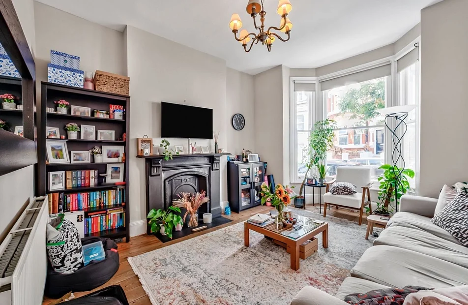 Flat Cotleigh Road in Greater London