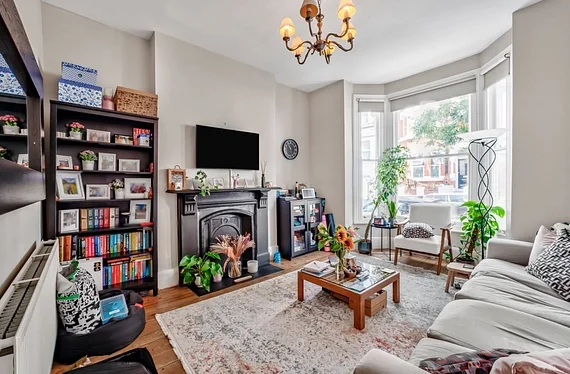 Flat Cotleigh Road in Greater London
