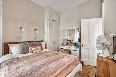 Flat Cotleigh Road in Greater London