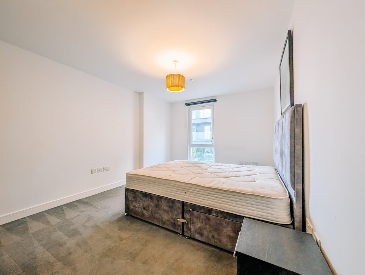 Flat Hoffmans Road in Greater London
