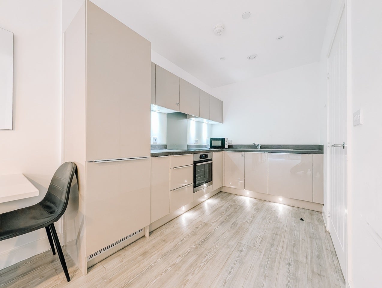 Flat Hoffmans Road in Greater London