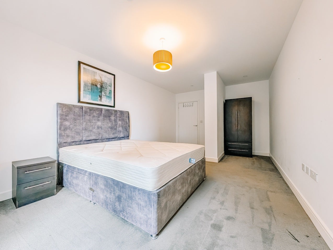 Flat Hoffmans Road in Greater London