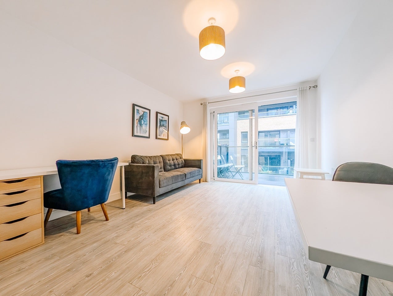 Flat Hoffmans Road in Greater London