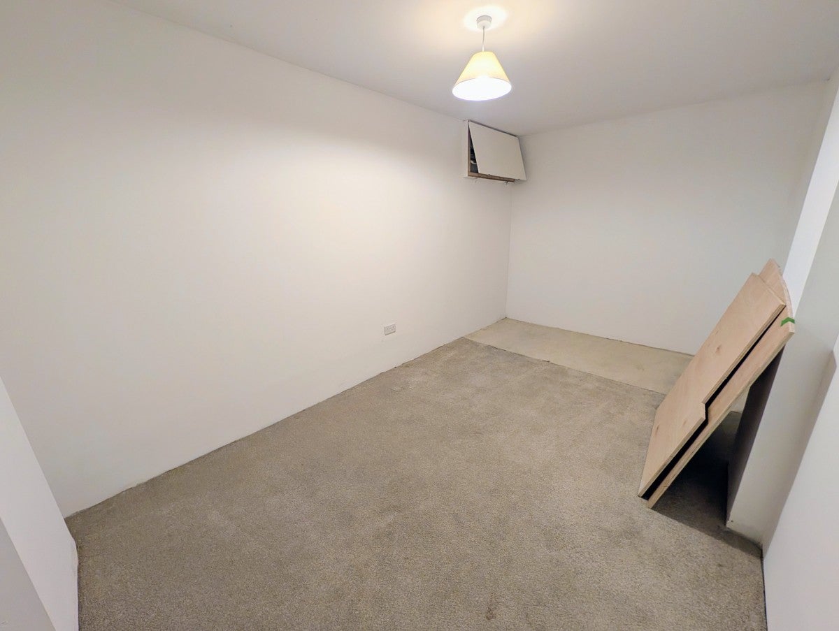 Flat Malpas Road in Newport