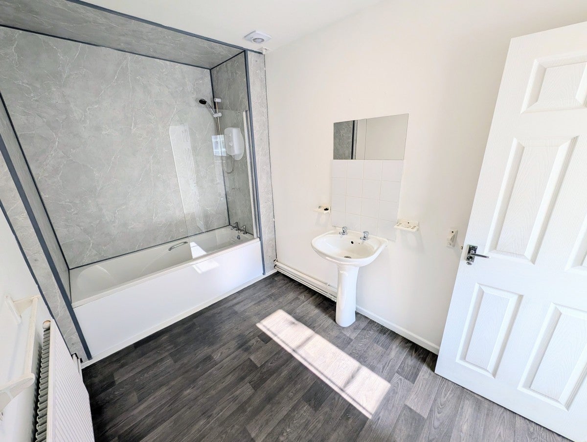 Flat Malpas Road in Newport