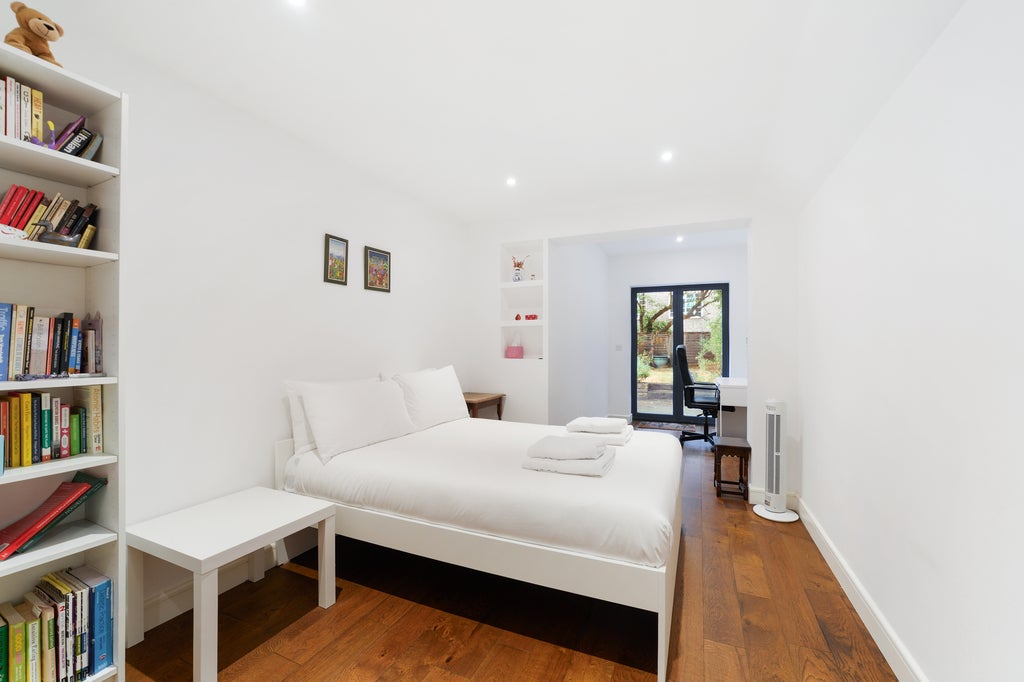 Flat Minford Gardens in Greater London