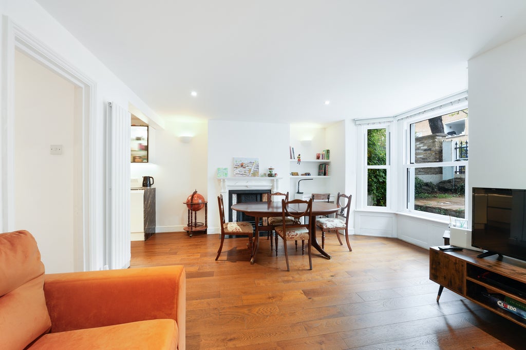 Flat Minford Gardens in Greater London
