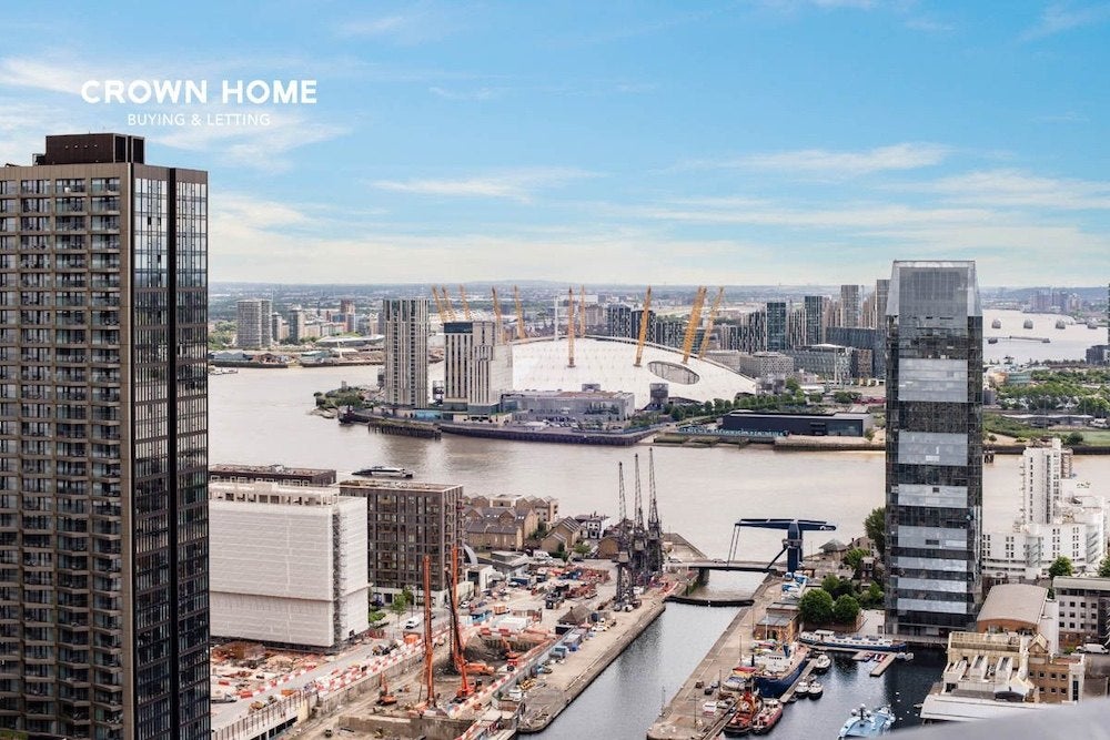 Flat South Quay Plaza in London