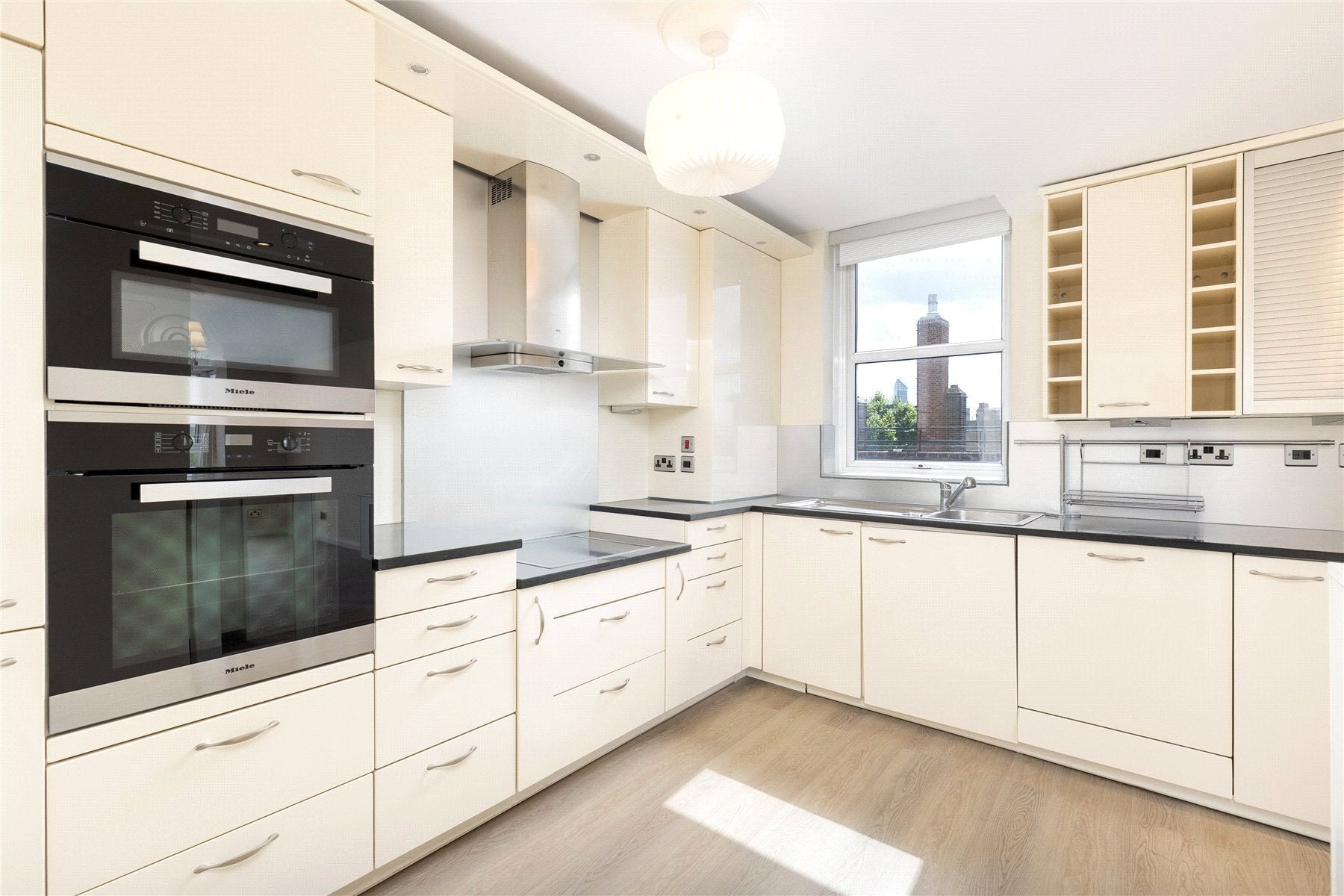 Flat Cheyne Walk in Greater London