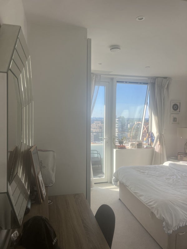 Room Lombard Road in Greater London