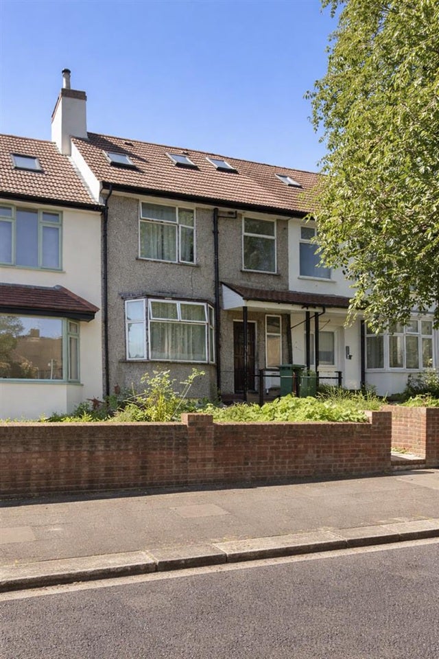 Room Benhill Road in Greater London