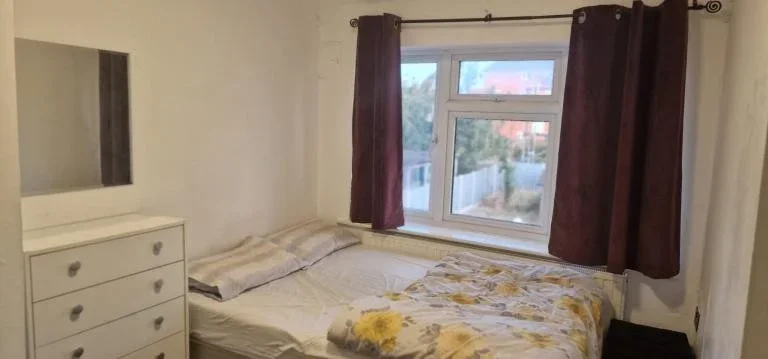 Room Ivyhouse Road in Greater London