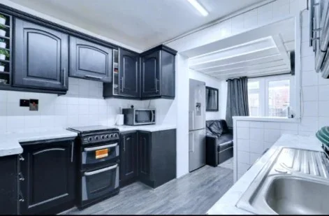 Room Ivyhouse Road in Greater London